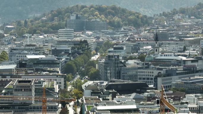 晴天飞行在斯图加特市中心的交通街道航拍全景4k德国