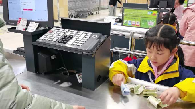 幼儿园小朋友购物，买零食结账，研学实践课