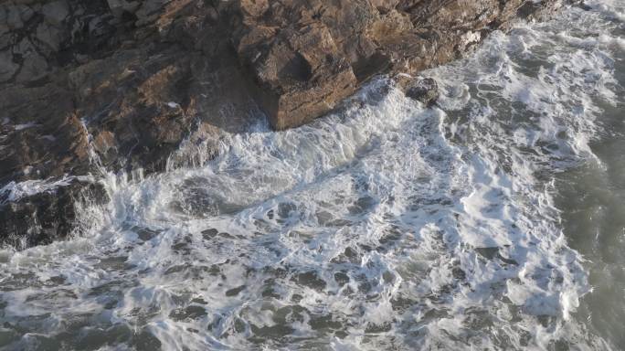 航拍威海高区北环海路火炬八街山崖海浪