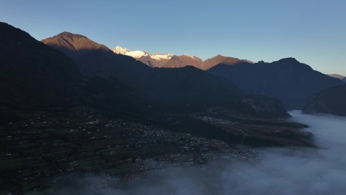 云南怒江傈僳族丙中洛人神共居秋色高空航拍