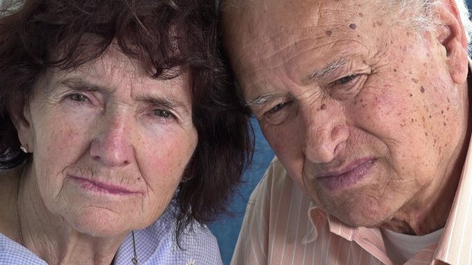 体贴的老夫妇:已婚老人、老人、退休夫妇肖像