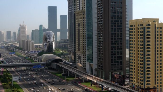 建立迪拜，阿拉伯联合酋长国(阿联酋)，显示谢赫扎耶德公路上的交通在白天