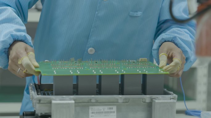 4K工厂工人安装组装电路板配件