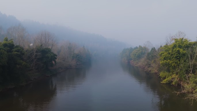 清晨河面薄雾