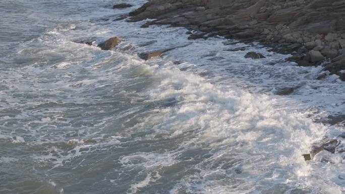 航拍威海高区北环海路火炬八街山崖海浪