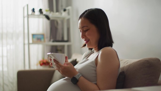 一位女士操作智能手机的手