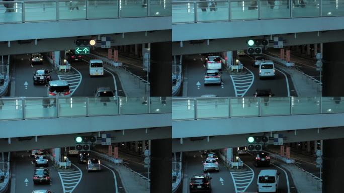 夜晚人行天桥下的交通灯、车灯|日本东京涩谷