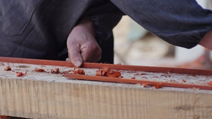 木工用刨削来加工木材。