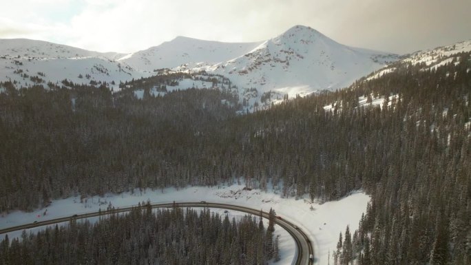 冬季公园贝索德山口i70风景景观观赏HWY 80路边交通空中无人机高海拔贝索德琼斯通过雪天下午日落科