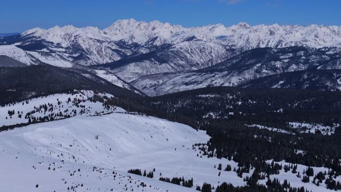 偏远地区冬季面纱通行证科罗拉多州航空无人机i70印第安山峰落基山脉景观雷鸟山阳光明媚的早晨蓝天清新的