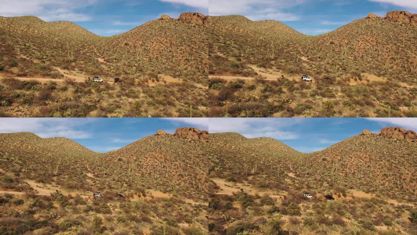 两辆吉普车开在亚利桑那州索诺兰沙漠的一条土路上。