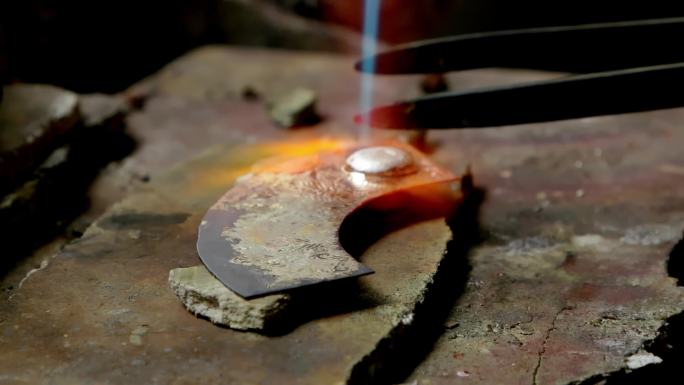 火焰雕琢：铜饰热锻造过程展示