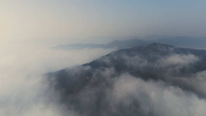 云雾大山朦胧展现