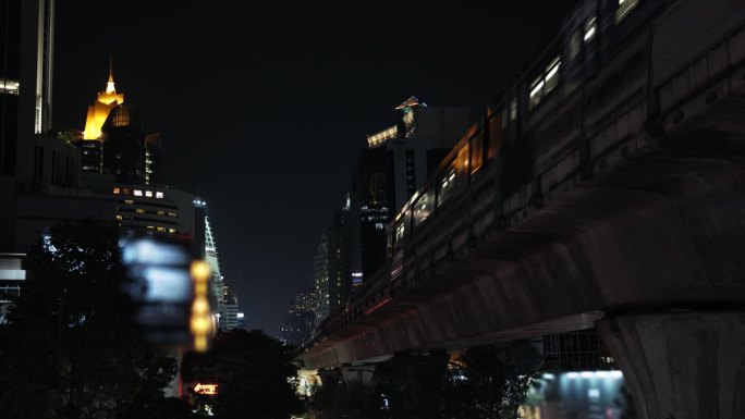 现代城市的火车在地面上移动，地铁bTS轻轨，曼谷市中心