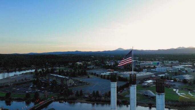 无人机拍摄的美国国旗在俄勒冈州本德市日落时飘扬。