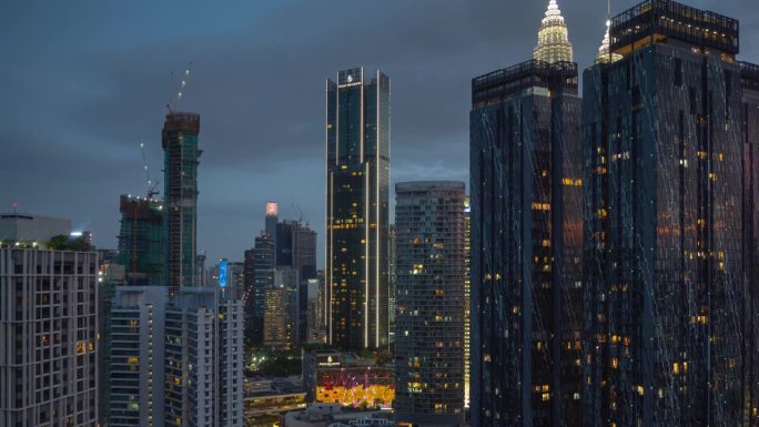 日落到晚上照明市中心现代摩天大楼屋顶全景4k延时马来西亚