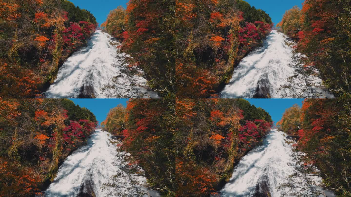 日本日光秋天的瀑布