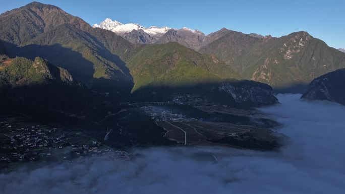 云南怒江傈僳族丙中洛人神共居秋色高空航拍