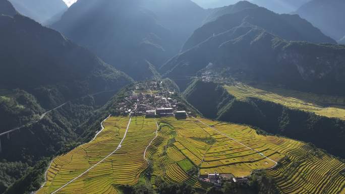 云南怒江傈僳族丙中洛人神共居秋色高空航拍