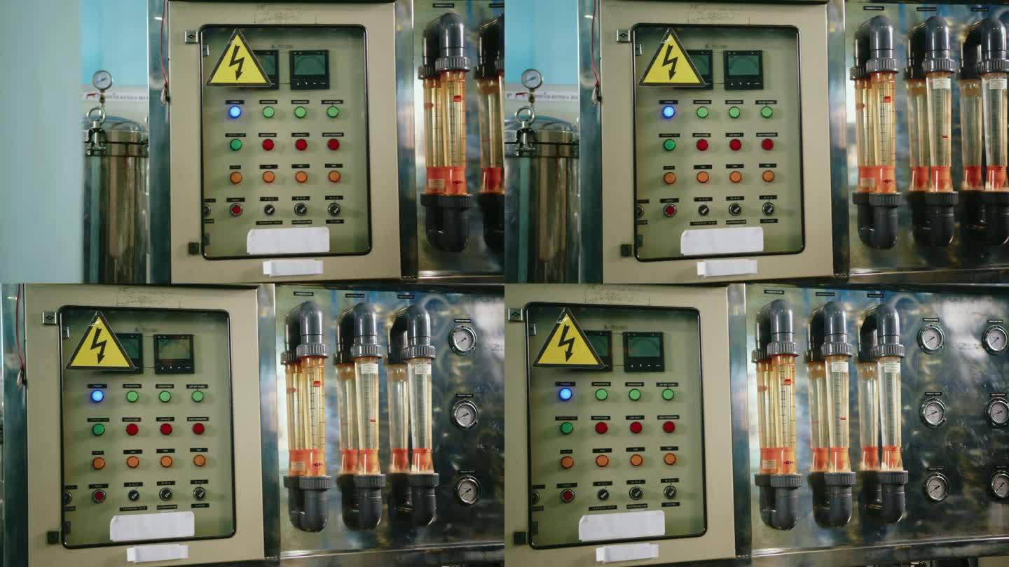 工业水处理厂的详细控制面板和样品水测试管