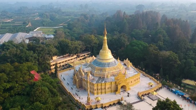 在蓝毗尼自然公园的佛寺与金塔的航拍或在Desa Dolat Rayat, Berastagi在北苏门