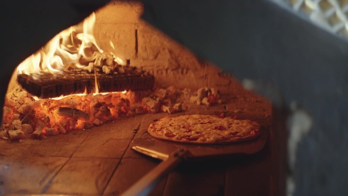 木头烤箱里的热披萨