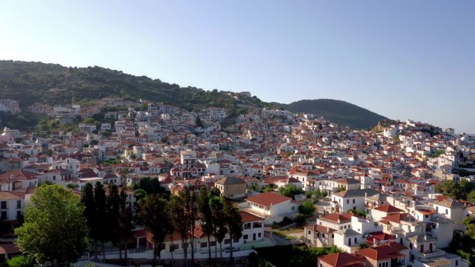 希腊斯波拉迪斯斯的斯科普洛斯岛上美丽的斯科普洛斯小镇的夏日风光
