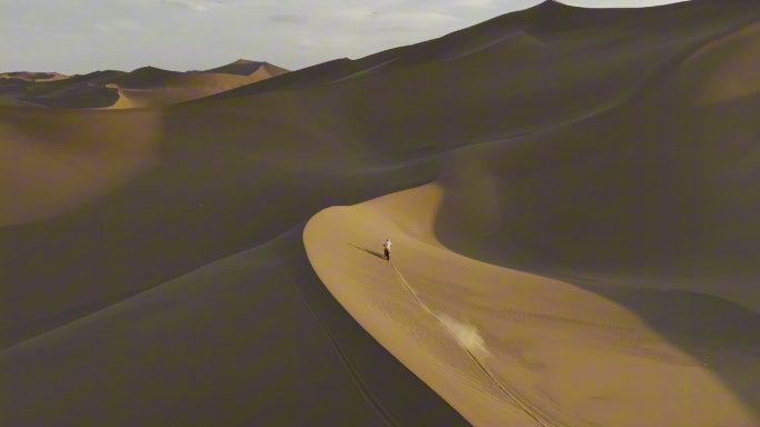 沙漠越野摩托车骑行极限运动挑战