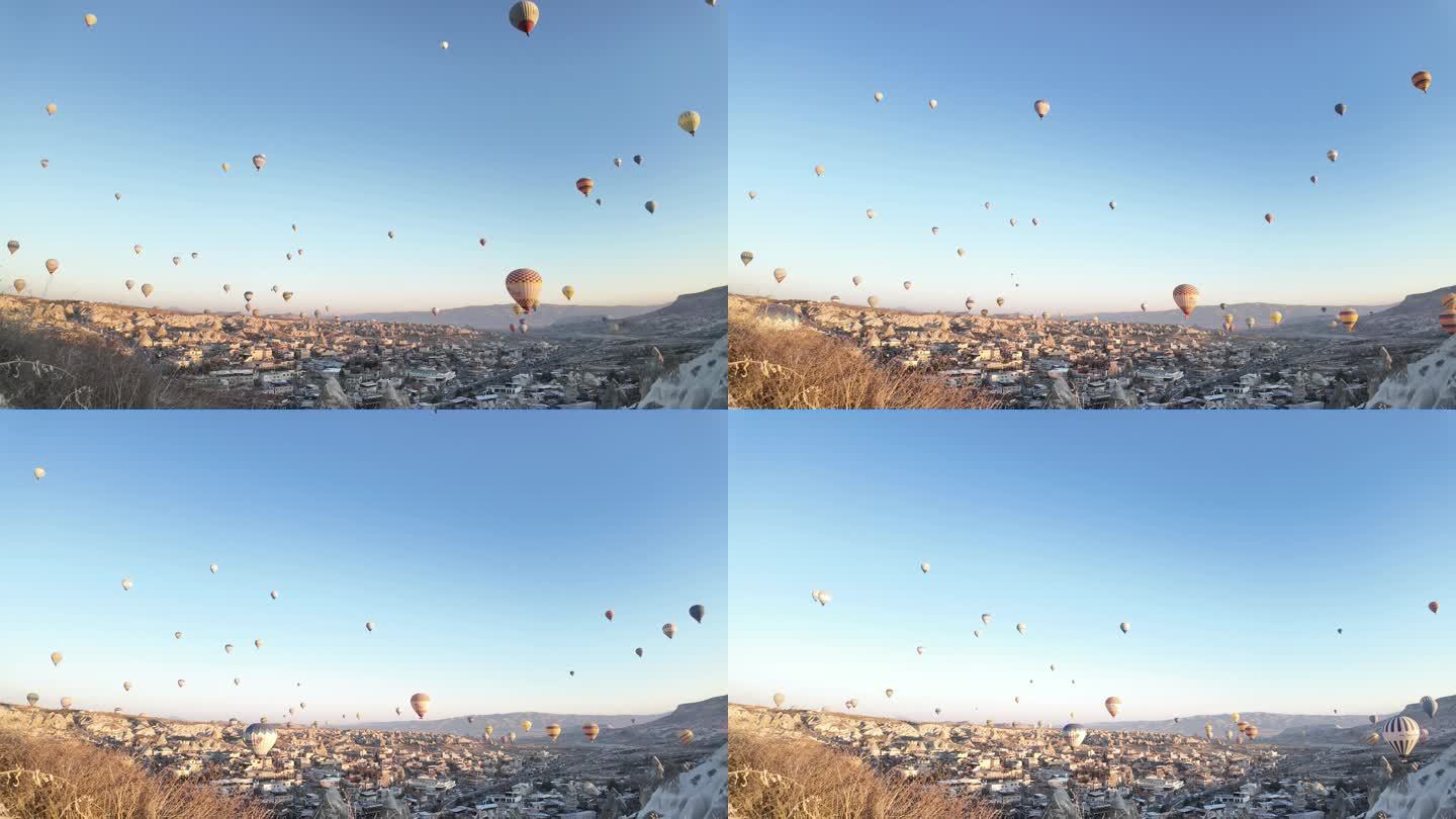 在土耳其卡帕多西亚，日出时升起的五颜六色的热气球。