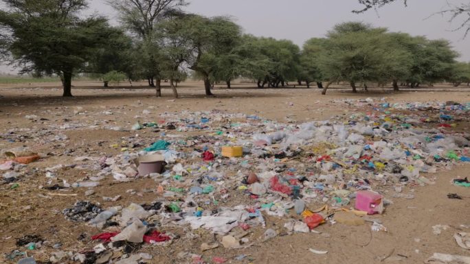 平移。干涸的河床上有可怕的塑料污染。气候变化，干旱，达喀尔，塞内加尔
