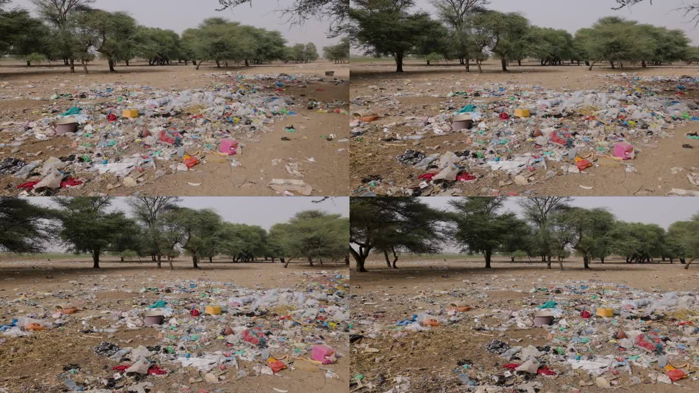 平移。干涸的河床上有可怕的塑料污染。气候变化，干旱，达喀尔，塞内加尔