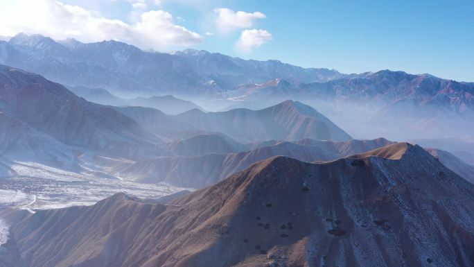 航拍烟雾缭绕山岭沟壑