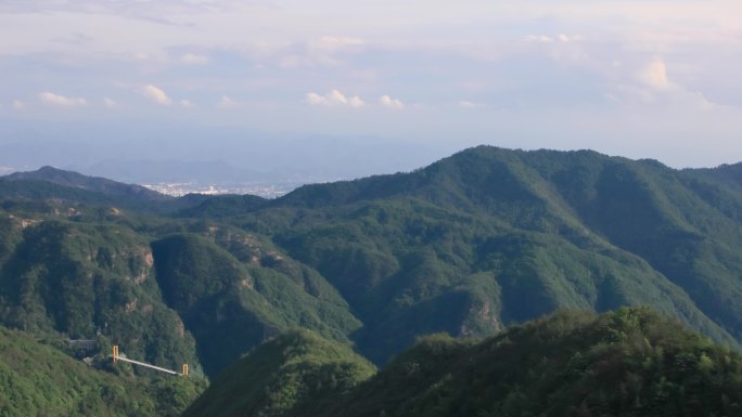 延时航拍山地城市，青山白云间的时光流转