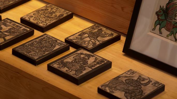 “传统甲马木版印刷艺术：从雕刻到成品”