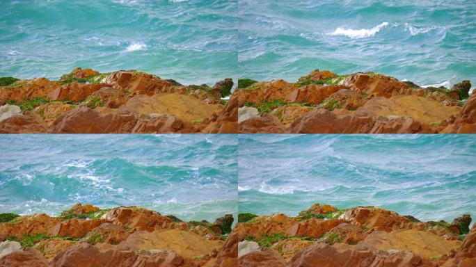 海边浪花拍打着礁石