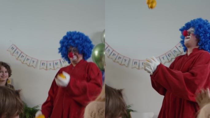 孩子们在生日派对上看小丑杂耍