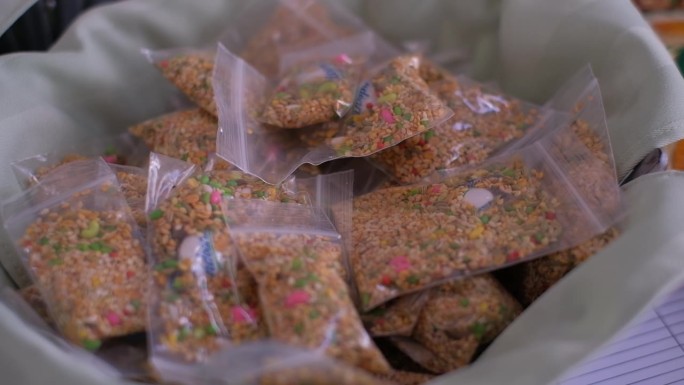 茴香籽，被称为Saunf varyali，被包装在印度婚礼的小袋子里——特写