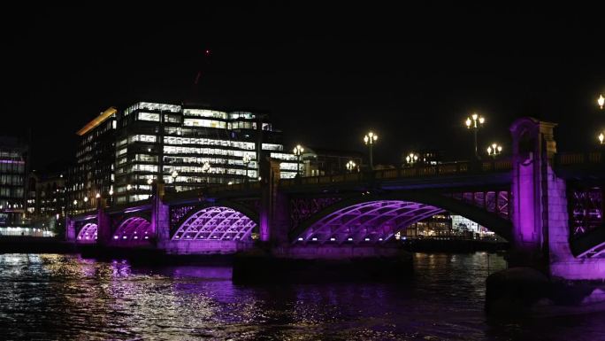 夜景南华克桥和伦敦市，英国，泰晤士河和伦敦市中心从南华克桥晚上，泰晤士河在伦敦
