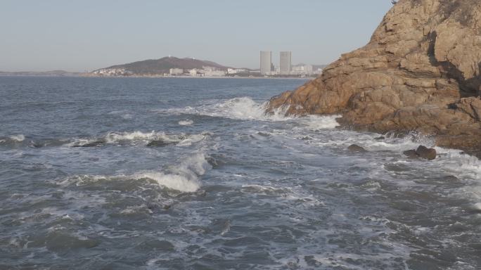 航拍威海高区北环海路火炬八街山崖海浪