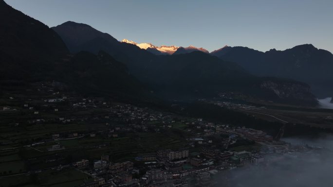 云南怒江傈僳族丙中洛人神共居秋色高空航拍