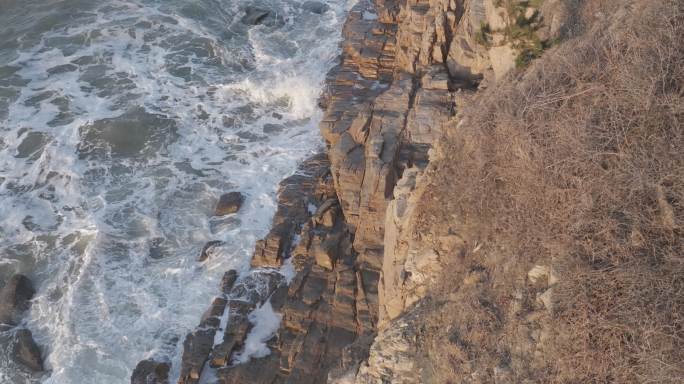 航拍威海高区北环海路火炬八街山崖海浪