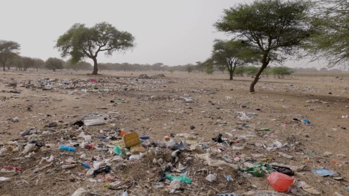 倾斜。干涸的河床上有可怕的塑料污染。气候变化，干旱，达喀尔，塞内加尔