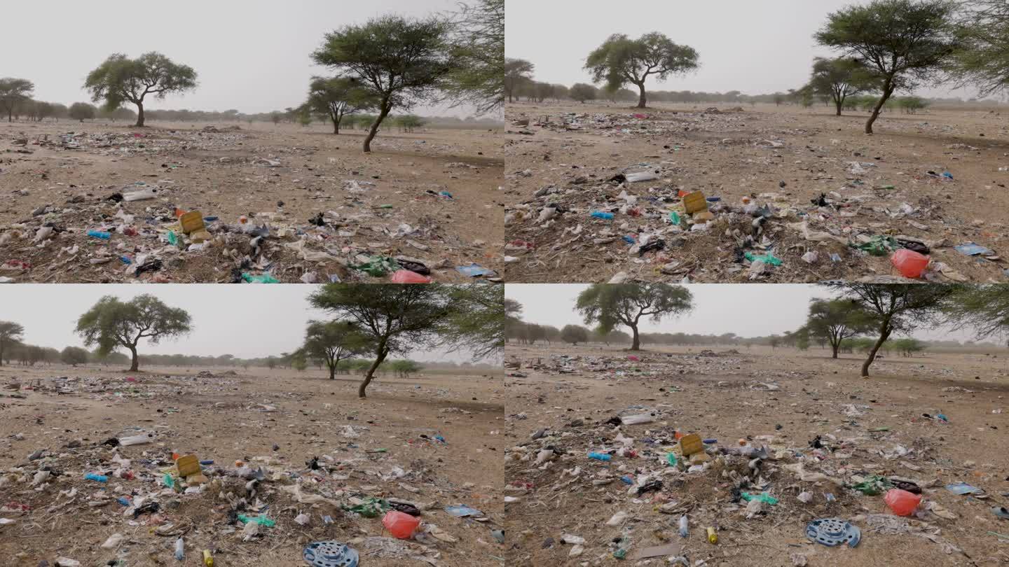 倾斜。干涸的河床上有可怕的塑料污染。气候变化，干旱，达喀尔，塞内加尔