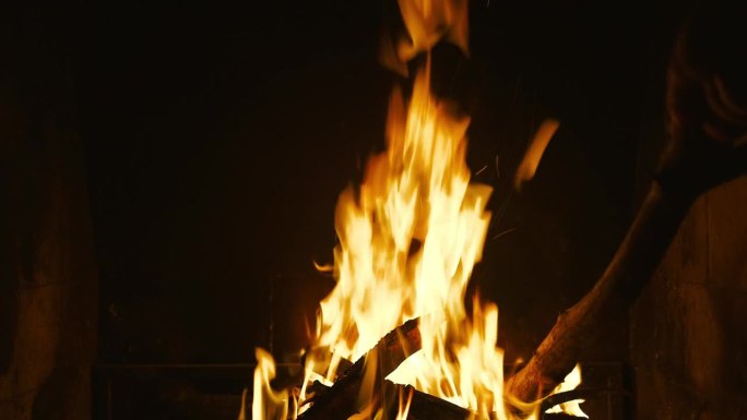 壁炉里的火，一个人把火里的煤弄直，这是火的自然光