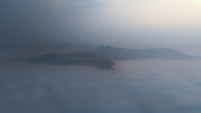 朦胧云海岛屿山巅蓬莱仙岛