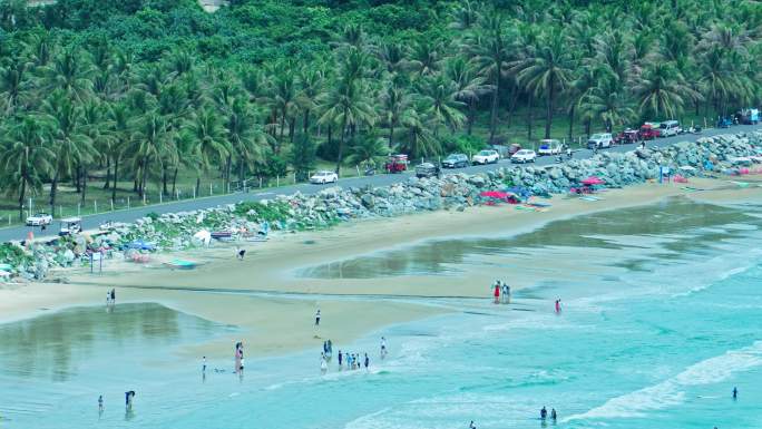 海南万宁海边冲浪的人们