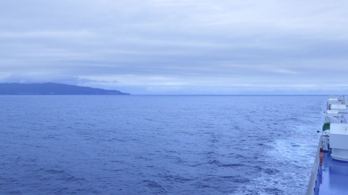 从船上看到的太平洋和多云的天空