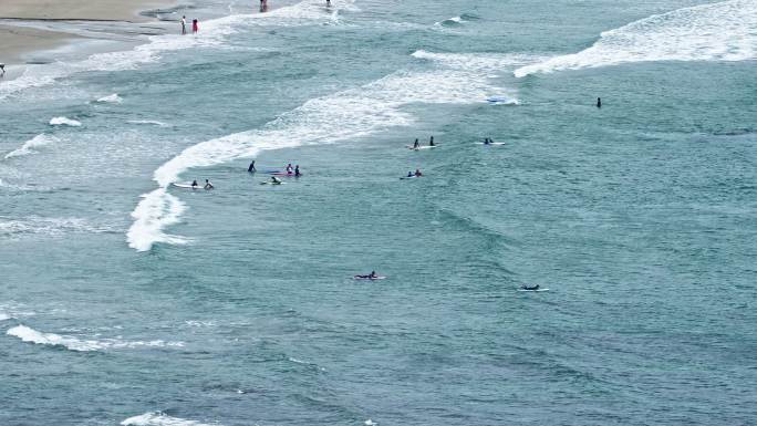 海南万宁海边冲浪的人们