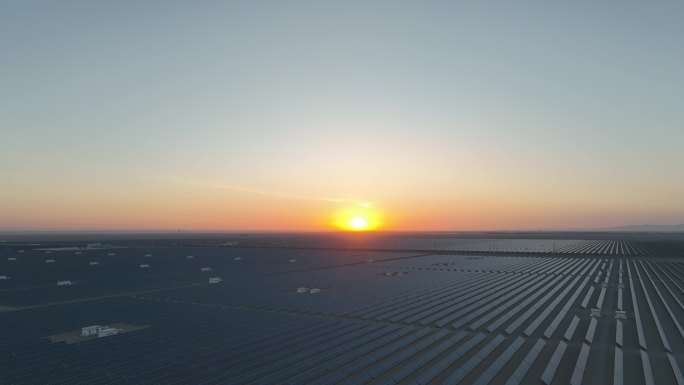 沙漠里看太阳能光伏发电的日出