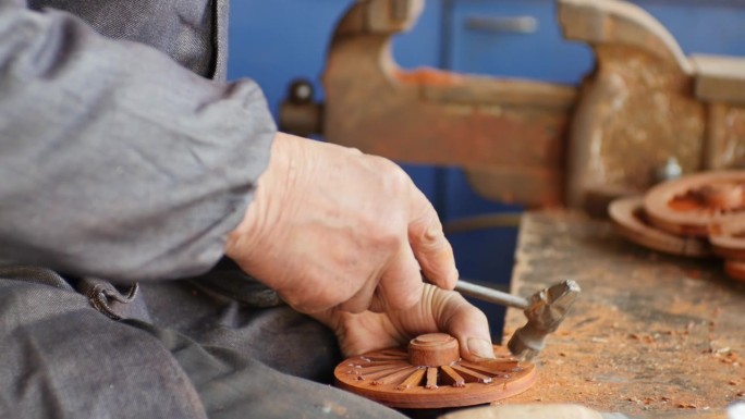 木制工匠加工木轮。